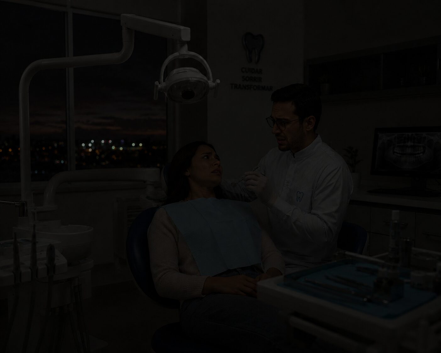 Mesmo consultório odontológico às escuras durante uma queda de energia, atendimento interrompido